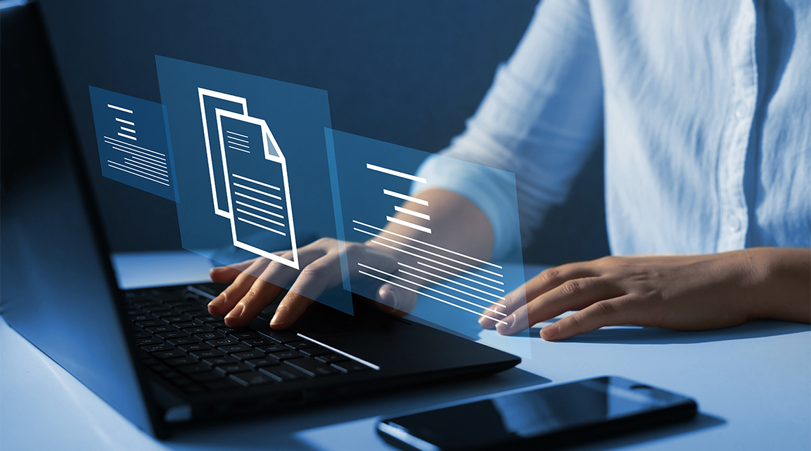 Person sitzt vor geöffnetem Laptop mit Symbolen, die Dokumente darstellen