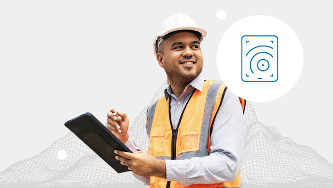 Homme portant un gilet orange et un casque de chantier blanc avec une tablette à la main, et icône en encart dans un cercle blanc