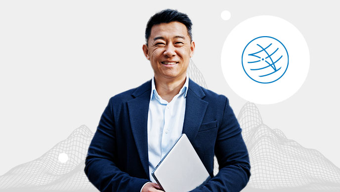 Professionnel en veste bleue tenant un ordinateur portable gris métallisé, et icône en encart représentant un triangle et des lignes connectées
