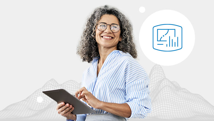 Femme souriante portant un haut rayé bleu et saisissant du texte sur une tablette, et icône en encart représentant un diagramme à barres