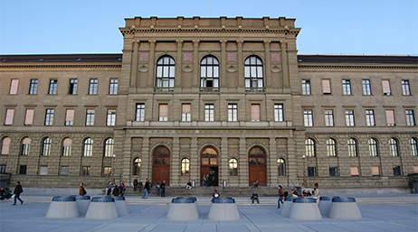 Das Hauptgebäude der ETH Zürich von vorne