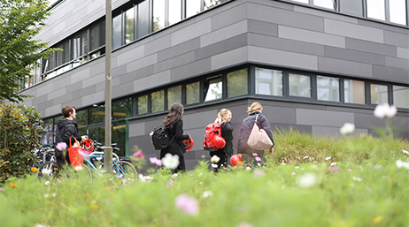 Studierende vor einem Gebäude der Jade Hochschule in Oldenburg