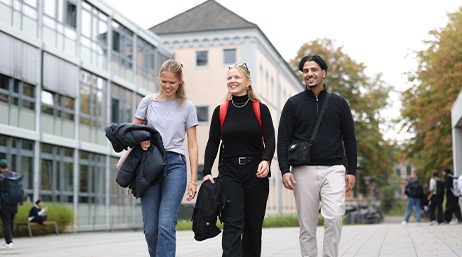 3 Studierende auf einem Campus der Jade Hochschule