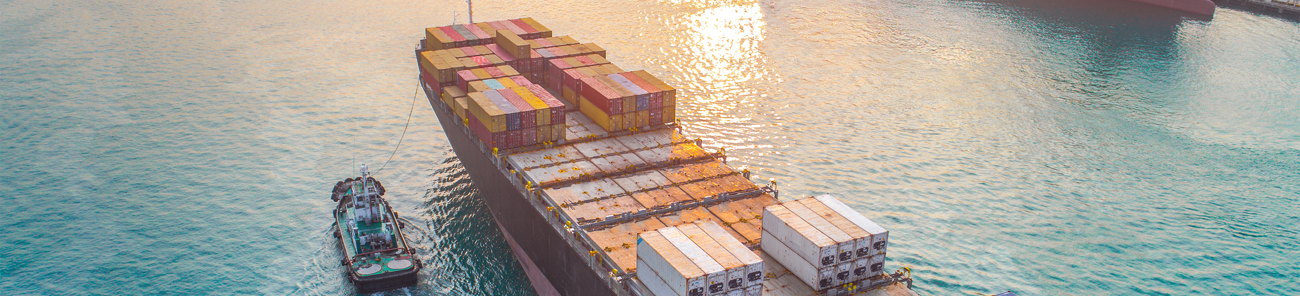Tanker auf einem Gewässer mit Containern