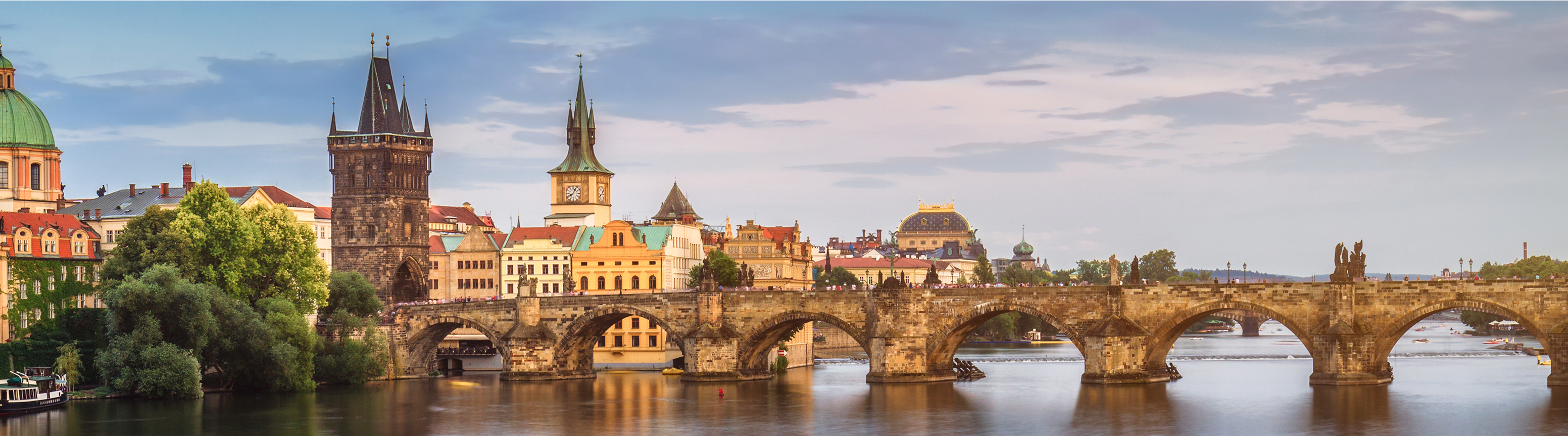 Stadtpanorama von Prag mit der Karlsbrücke über die Moldau im Vordergrund