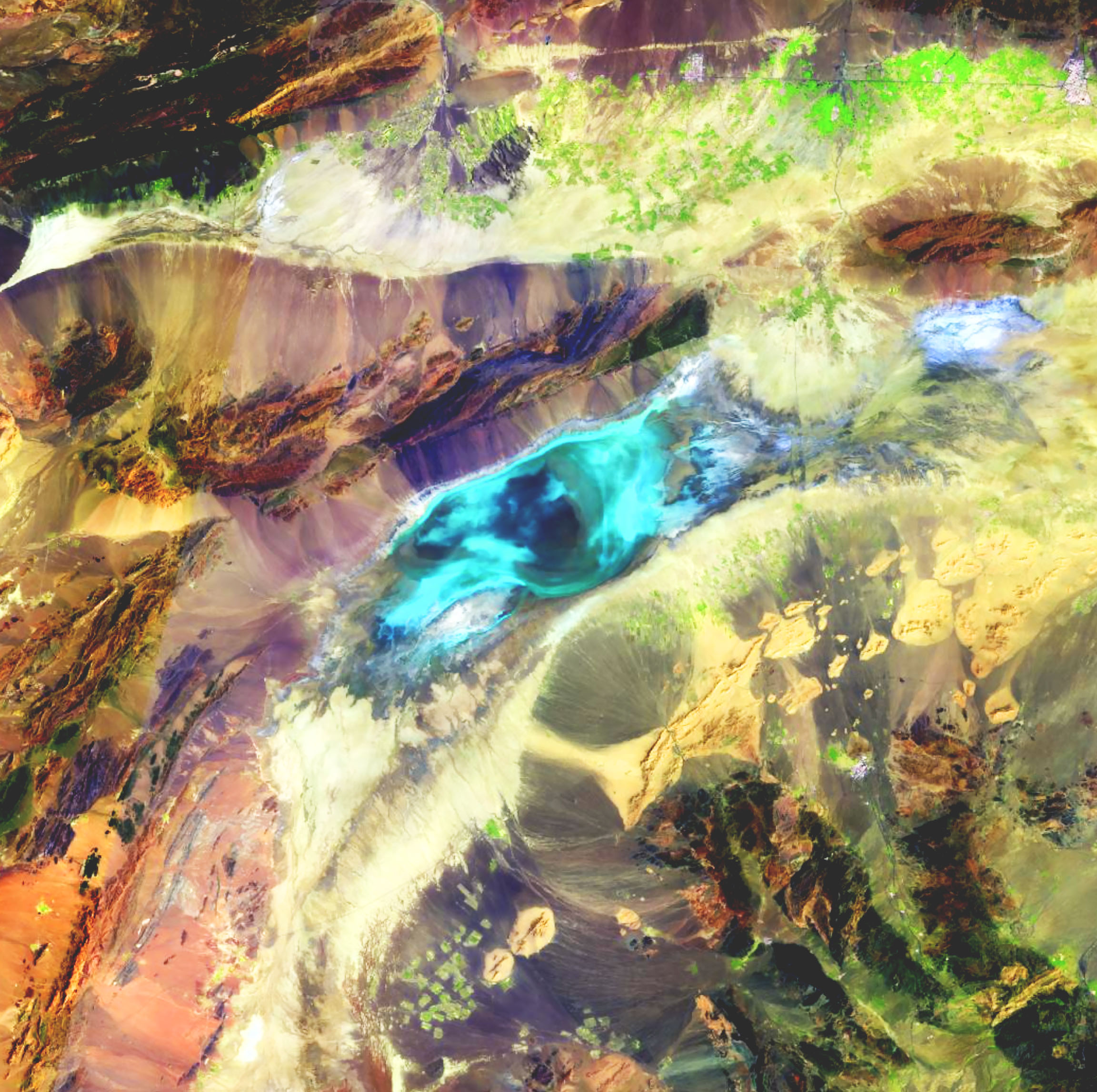Fernerkundungssatellitenbilder zeigen eine Landschaft mit blauen, violetten, rosa und gelben Farbverläufen, die Geländetexturen umgeben.