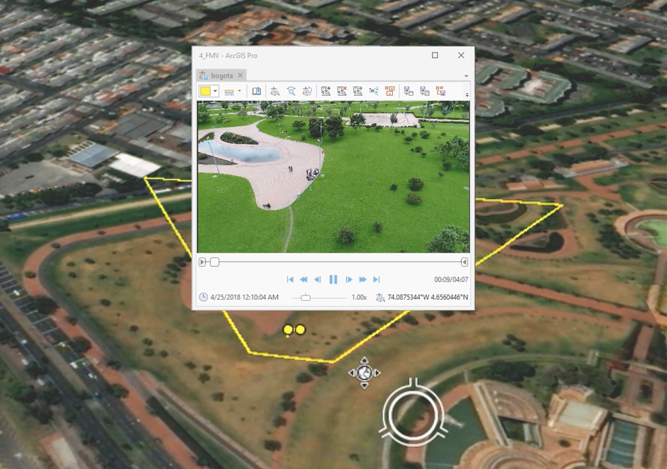 Ein Videoplayer-Fenster zeigt Drohnenaufnahmen von Menschen in einem Park, mit einer Drohnenflugplan-Karte im Hintergrund