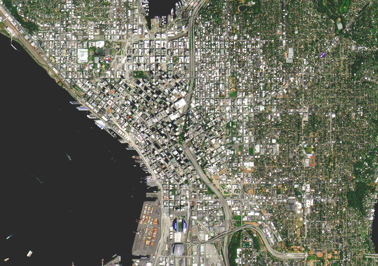 Echtfarbiges PlanetScope-Bild der Infrastruktur in der Innenstadt von Seattle, Washington, aufgenommen am 1. August 2022.