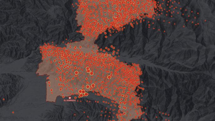 Schwarze und rote Karte des Umfangs des El-Dorado-Brandes überlagert mit roten Punkten, die die Ausbreitung des Brandes darstellen