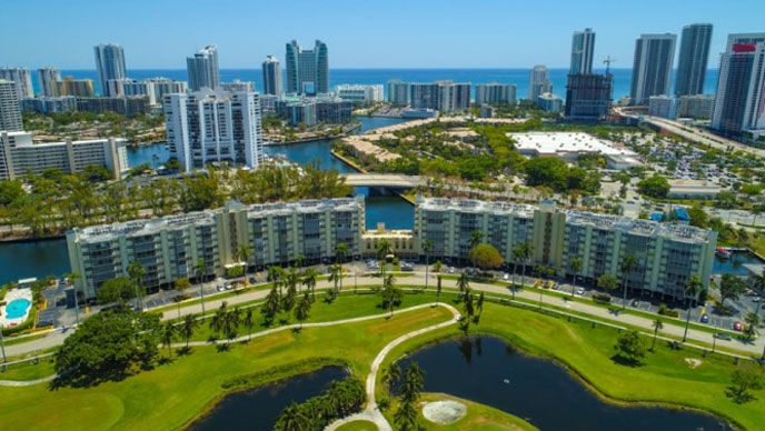 Luftbild einer Skyline in Florida mit grünem Land, blauem Wasser und großen Gebäuden