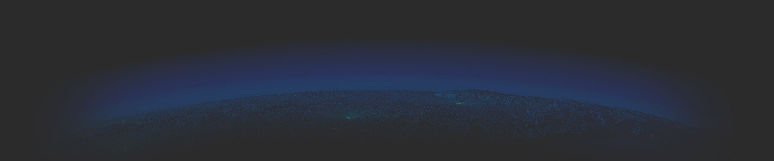 Ein großes, grünes Feld mit Reihen von silberfarbenen, rechteckigen Solarkollektoren