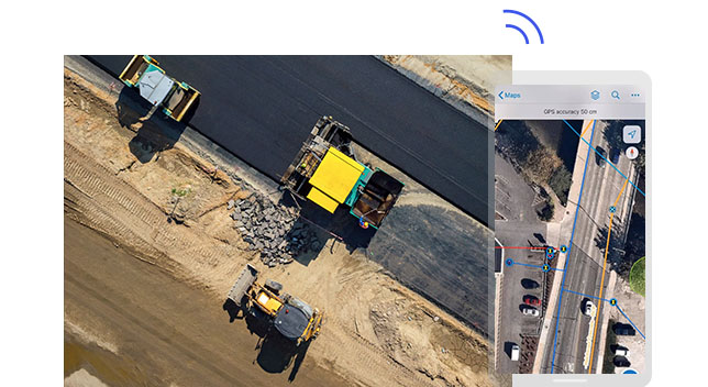 Vue aérienne de véhicules de construction et capture d’écran de leur localisation sur une carte
