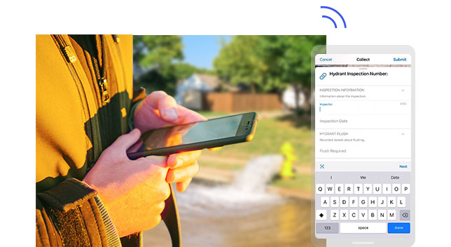 Eine Person, die ein Mobiltelefon in der Hand hält und die Position des im Hintergrund zu sehenden Hydranten eingibt, aus dem Wasser strömt.