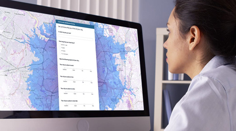 Femme regardant une grande carte sur un écran d'ordinateur