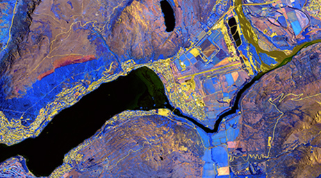 Image satellite du pays et de l'eau avec les surfaces et les itinéraires marqués en jaune