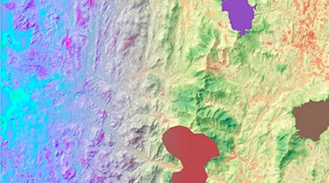 Mehrfarbige topografische Landkarte mit gelben, grünen und blauen Bereichen