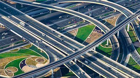 Luftansicht einer Autobahn mit mehreren Überführungen und einigen Grünflächen