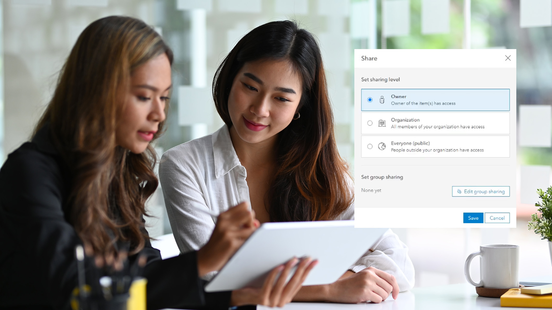 Eine Person hält ein Tablet in der Hand. Auf dem Tablet wird eine Karte der Vereinigten Staaten mit verschiedenen Bundesstaaten angezeigt, und es werden Optionen zur Datenvisualisierung dargestellt.