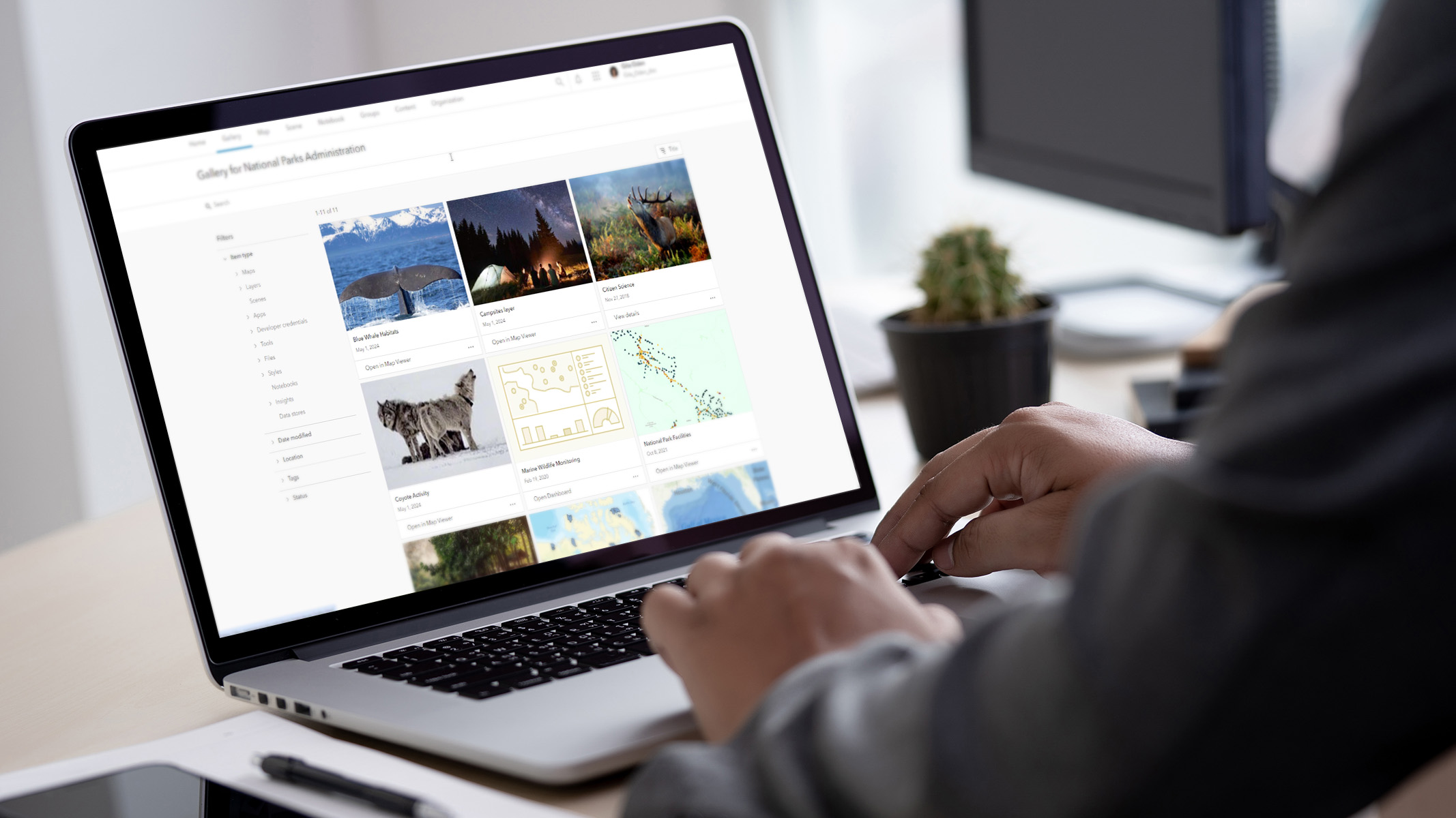 Eine Person, die die Webseite mit der Hilfedokumentation auf ihrem Computer durchsucht