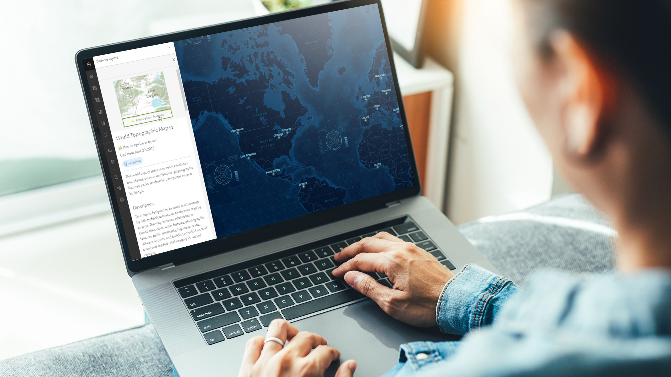Eine Person, die eine topografische Weltkarte auf ihrem Laptop betrachtet