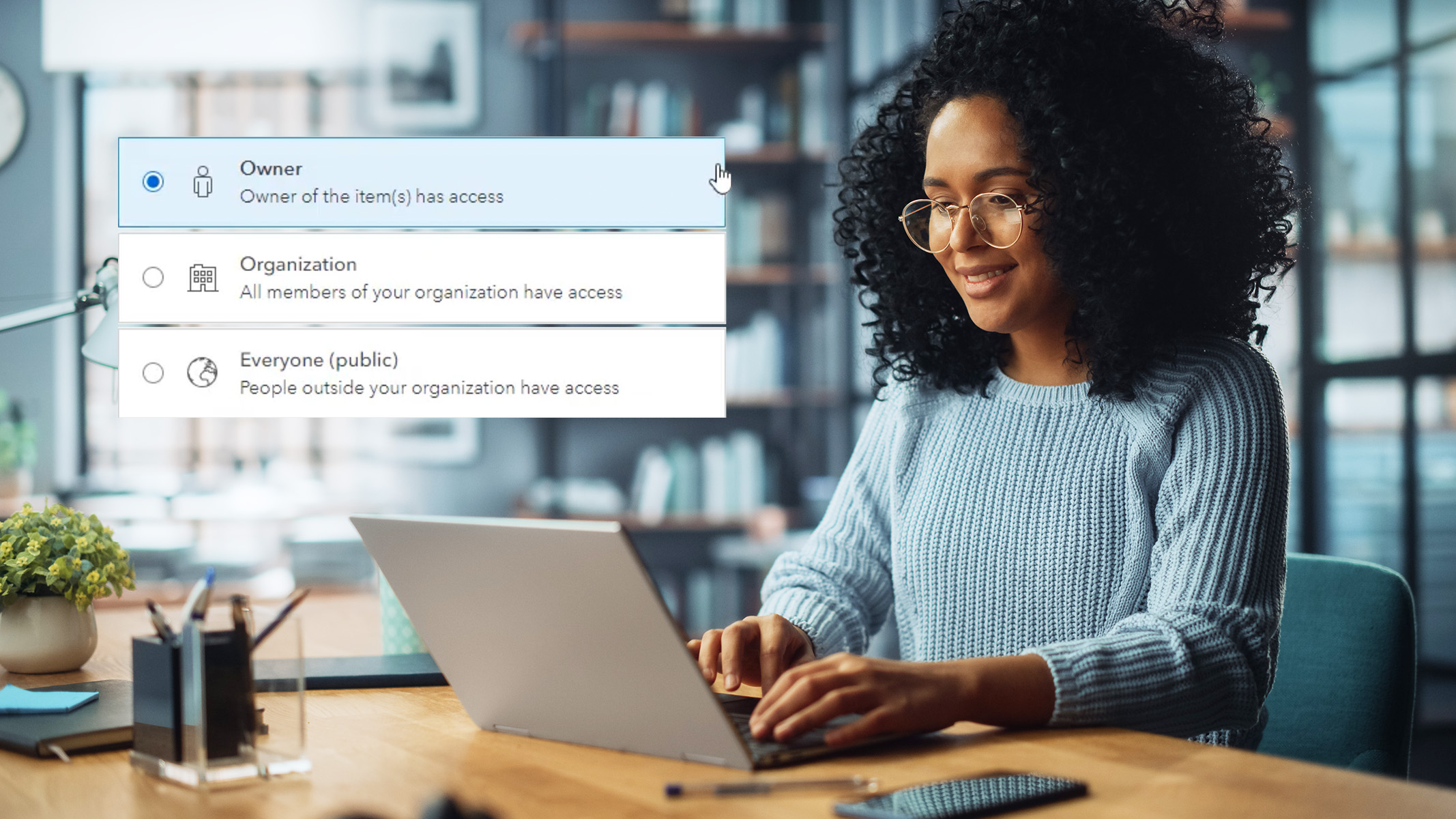 Eine Person, die an einem Laptop arbeitet, und ein Bildschirmfoto, auf dem "Besitzer" ausgewählt wird