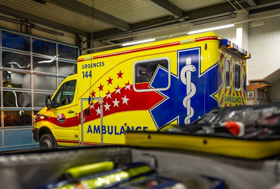 Ambulance valaisanne dans un garage